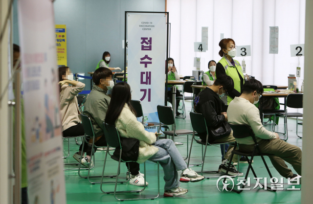 [천지일보=남승우 기자] 전 국민 신종 코로나바이러스 감염증(코로나19) 백신 접종 완료율이 70%를 넘어선 가운데 25일 서울 서대문구 북아현문화체육센터에 마련된 백신 예방접종센터에서 시민들이 백신 접종을 받기 위해 대기하고 있다. ⓒ천지일보 2021.10.25