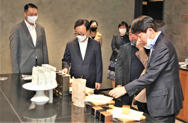 안경덕 고용노동부 장관(오른쪽 첫 번째)과 송호섭 스타벅스 대표이사(왼쪽 첫 번째)가 27일 스타벅스 소공 아카데미에서 진행된 ‘청년고용 응원 프로젝트 지원을 위한 업무협약식’에서 협약식 전 푸드 개발실에서 스타벅스 우리 농산물 푸드 제품을 시식하고 있다. (제공: 스타벅스)