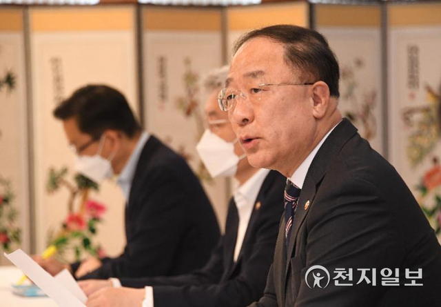 홍남기 경제부총리 겸 기획재정부 장관이 27일 정부서울청사에서 열린 '제32차 부동산시장 점검 관계장관회의'를 주재하며 모두발언을 하고 있다. (제공: 기획재정부) ⓒ천지일보 2021.10.28