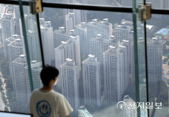사진은 11일 오후 서울 송파구 롯데월드타워 전망대 서울스카이에서 바라본 아파트 단지의 모습. ⓒ천지일보 2021.9.11