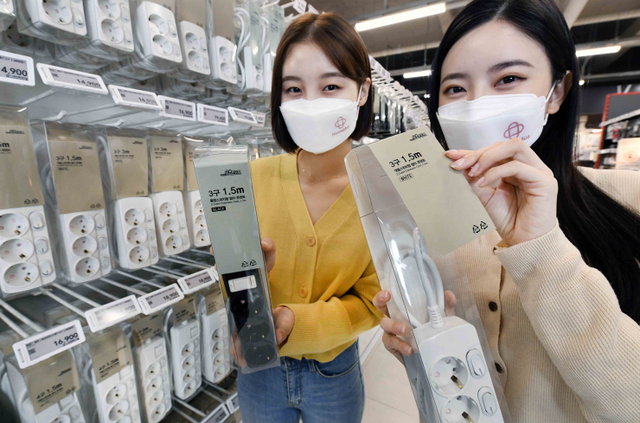 모델들이 28일 서울 등촌동 홈플러스 강서점에서 재활용이 편리한 패키지가 적용된 멀티콘센트 제품을 소개하고 있다. (제공: 홈플러스)