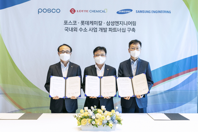 롯데케미칼이 28일 서울 잠실 시그니엘 호텔에서 삼성엔지니어링, 포스코와 '국내외 수소 사업 개발을 위한 파트너십 구축'에 대한 양해각서를 체결했다. 유병옥 포스코 산업가스∙수소사업부장(왼쪽부터), 황진구 롯데케미칼 기초소재사업 대표, 최성안 삼성엔지니어링 사장이 체결식에서 기념촬영을 하고 있다. (제공: 롯데케미칼)