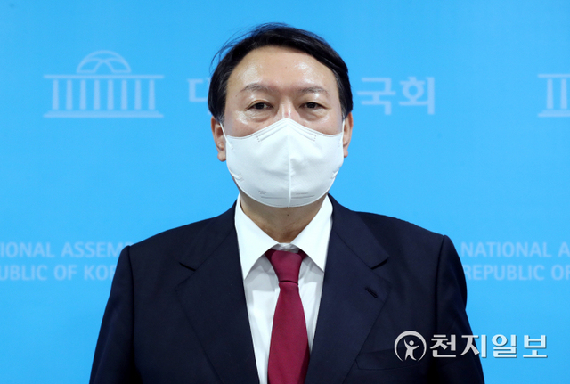 [천지일보=박준성 기자] 국민의힘 윤석열 대선 예비후보가 28일 오전 서울 여의도 국회 소통관에서 열린 현안 관련 기자회견을 마친 뒤 취재진의 질문에 답하고 있다. ⓒ천지일보 2021.10.28