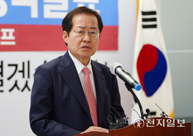 [천지일보=박준성 기자] 국민의힘 홍준표 대선 경선후보가 25일 서울 여의도 선거사무소에서 ‘경제 대개혁’ 공약을 발표하고 있다. (제공: 홍준표 캠프) ⓒ천지일보 2021.10.25