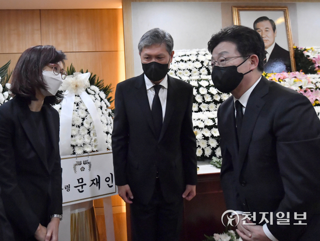 [천지일보=남승우 기자] 국민의힘 유승민 대선 경선 후보가 27일 서울 종로구 서울대병원 장례식장에 마련된 고(故) 노태우 전 대통령 빈소에서 조문을 마친 뒤 딸 노소영 아트센터 나비 관장(왼쪽)과 아들 노재헌 동아시아문화센터 이사장과 인사를 나누고 있다. (사진공동취재단) ⓒ천지일보 2021.10.28