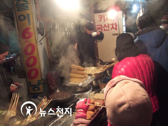 영하 10도를 밑도는 추위를 녹여보려 잠시 어묵포장마차에 들린 시민들. ⓒ천지일보