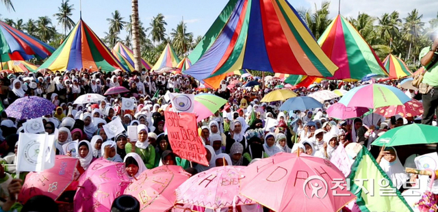 1만여명의 인파가 2016년 1월 24일 필리핀 민다나오 술탄 쿠다랏의 MILF 주둔지 내에서 열린 ‘HWPL 평화기념비 제막식’에서 뜨거운 한여름의 날씨도 아랑곳하지 않고 운집해 있다. (제공: HWPL) ⓒ천지일보 2021.10.28