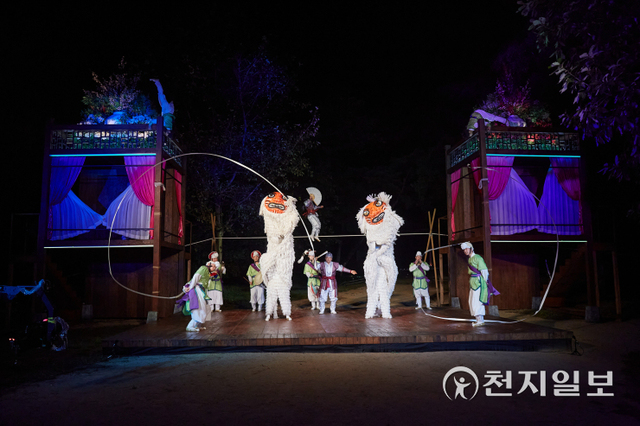 ‘찾아가는 왕릉문화제’ 중 창작 전통연희극 채붕-백희대전 공연 모습. (제공: 진주시) ⓒ천지일보 2021.10.28