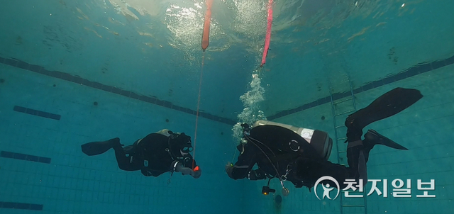 천안동남소방서 대원들이 인명구조사 1급 취득을 위해 26·27일 양일간 경기도 가평군 소재 실전잠수풀장에서 수중훈련을 하고 있다. (제공: 천안동남소방서) ⓒ천지일보 2021.10.28