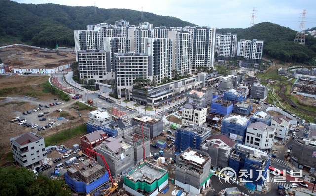 [천지일보=박준성 기자] 이재명 경기지사가 성남시장 재직 시절 진행한 대장동 개발사업 관련 특혜 의혹과 논란이 정치권·법조계를 강타한 가운데 4일 오후 경기 성남시 분당구 판교대장동 일대에 도시개발 건설 사업이 진행되고 있다. ⓒ천지일보 2021.10.4