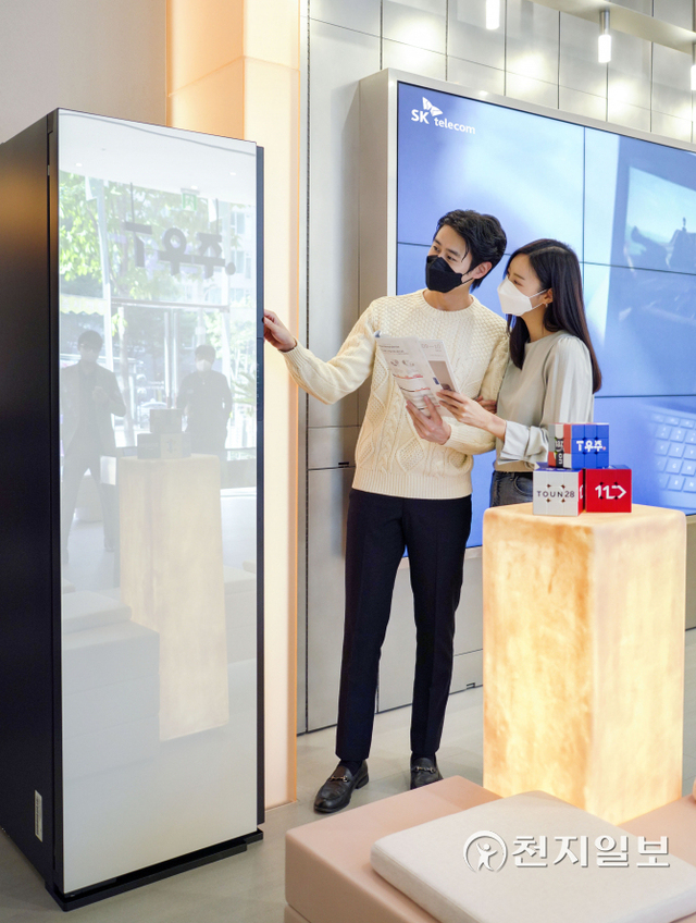 SK텔레콤 구독 체험형 매장에서 삼성전자 가전렌탈구독 관련 상담을 진행하고 있다. (제공: SK텔레콤) ⓒ천지일보 2021.10.28