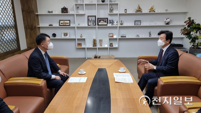 조규일 진주시장(오른쪽)이 28일 윤성원 국토교통부 제1차관을 만나 LH 혁신안과 신규채용에 대해 논의하고 있다. (제공: 진주시) ⓒ천지일보 2021.10.28