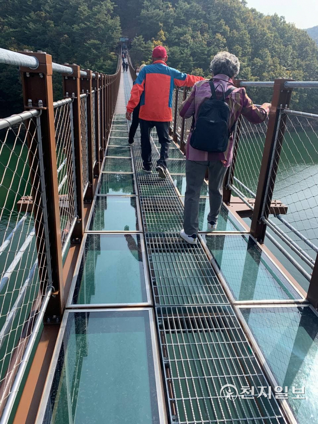 [천지일보=이진희 기자] 출렁다리를 찾은 여행객들이 다리에 설치된 유리바닥 위를 걸어가고 있다. ⓒ천지일보 2021.10.29