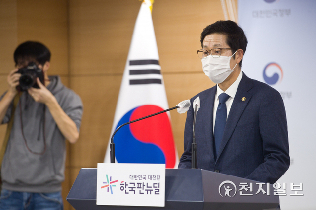 조경식 과학기술정보통신부 제2차관이 29일 오후 서울 종로구 정부서울청사 본관 브리핑룸에서 ‘KT 네트워크 장애 원인분석 결과’ 관련 브리핑을 하고 있다. (제공: 과학기술정보통신부) ⓒ천지일보 2021.10.29