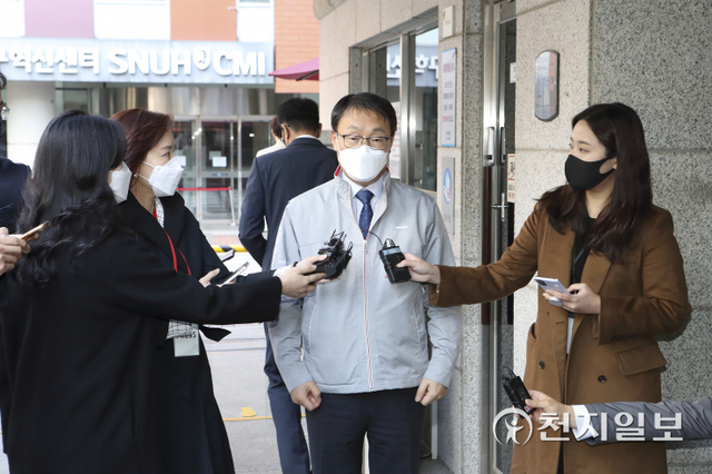 [천지일보=남승우 기자] 구현모 KT 대표가 28일 서울 종로구 KT혜화타워(혜화전화국) 앞에서 지난 25일 발생한 KT의 유·무선 인터넷 장애와 관련해 취재진 질문에 답변하고 있다. (제공: KT) ⓒ천지일보 2021.10.28