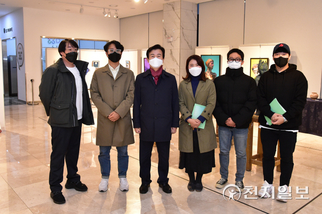 조규일 진주시장(왼쪽 세번째)과 1230 예술연구회원들이 지난 27일 ㈜에이엔에이치스트럭처 1층에서 열린 지역 예술문화 활성화 간담회를 마치고 기념촬영을 하고 있다. (제공: 진주시) ⓒ천지일보 2021.10.29
