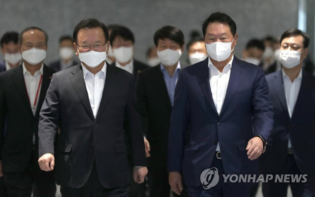 김부겸 국무총리와 최태원 SK회장이 25일 경기도 이천시 SK하이닉스 R&D센터에서 열린 '청년희망ON 행사'에 참석하기 위해 이동하고 있다. (출처: 연합뉴스)