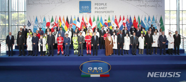 문재인 대통령이 30일(현지시간) 이탈리아 로마 누볼라 컨벤션에서 열린 G20 공식 환영식에서 각국 정상들과 기념촬영을 하고 있다. 미국 조 바이든(앞줄 왼쪽부터) 대통령. 콩고민주공화국 펠릭스 치세케디 대통령(아프리카연합 의장국), 프랑스 에마뉘엘 마크롱 대통령,터키 레제프타이이프 에르도안 대통령, 브루나이 하시날 볼키아 국왕(ASEAN 의장국),인도네시아 조코 위도도 대통령, 이탈리아 마리오 드라기 총리,사우디아라비아 파이살 빈 파르한 알 사우드 외교장관, 르완다 폴 카가메 대통령(NEPAD 의장국), 문재인 대통령, 브라질 자이르 보우소나루 대통령, 아르헨티나 알베르토 페르난데스 대통령,싱가포르 리센룽 총리. (출처: 뉴시스)