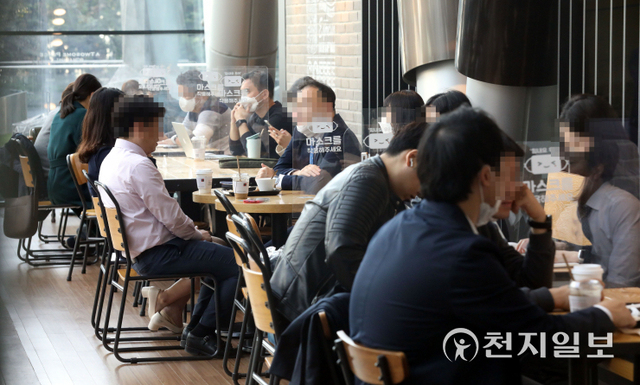 [천지일보=남승우 기자] 정부가 오는 11월 1일부터 시행할 ‘단계적 일상회복(위드 코로나)’ 1단계 시행계획을 발표한 29일 오후 서울 중구의 한 카페에서 시민들이 커피를 마시며 대화를 나누고 있다. ⓒ천지일보 2021.10.29