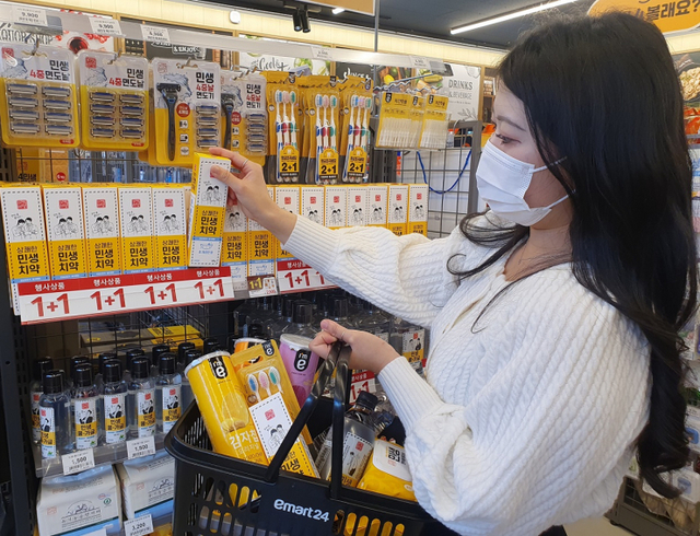 고객이 이마트24에서 상품을 구입하고 있다. (이마트24)