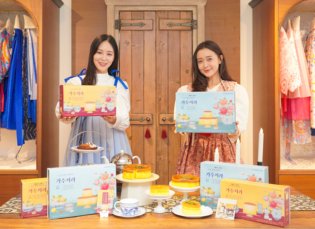 모델들이 서울 종로구 팔판동에 위치한 ‘단하 티룸’에서 조선시대의 별미 간식 카스텔라를 재현한 신세계푸드의 ‘가수저라’를 선보이고 있다. (제공: 신세계푸드)