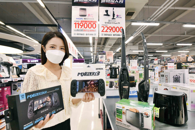 모델이 31일 서울 등촌동 홈플러스 강서점에서 ‘가전할인대전’ 행사상품을 선보이고 있다. (제공: 홈플러스)