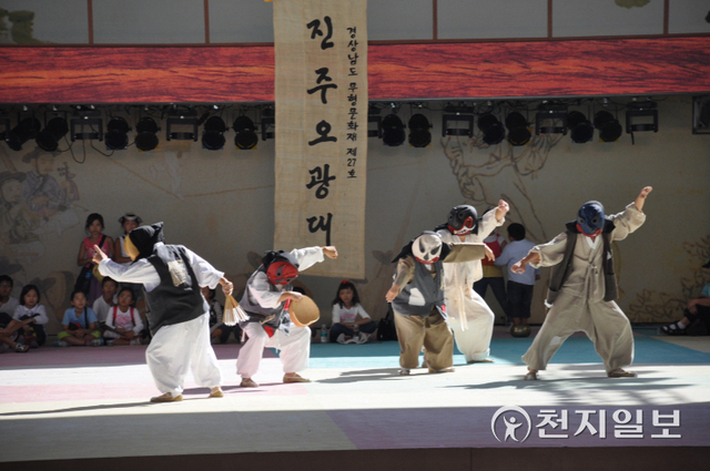 진주오광대 오탈놀음 공연 모습. (제공: 진주시) ⓒ천지일보 2021.10.31