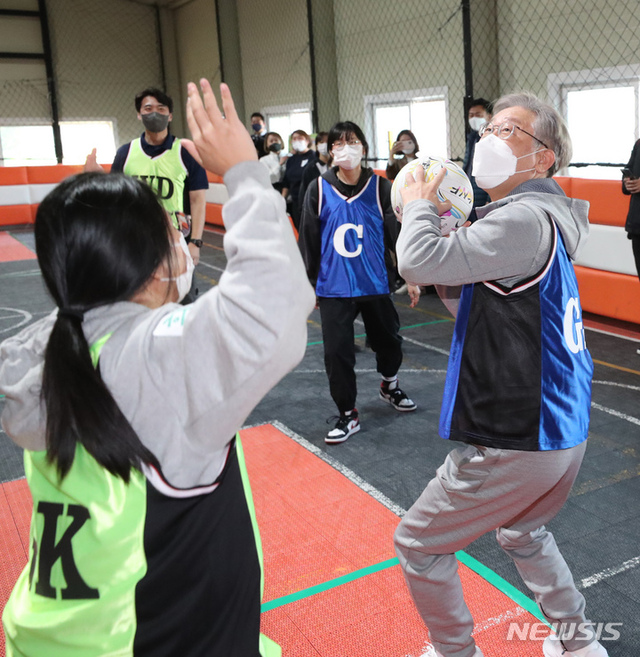 이재명 더불어민주당 대선 후보가 31일 오전 경기도 고양시 덕양구 상암농구장에서 2030 생활체육인 여성들과 ‘넷볼’ 경기를 하고 있다. ‘넷볼’은 여성에게 특화된 팀 스포츠로 패스를 통해 서로 연결되고 협력하는 팀 스포츠다. (출처: 뉴시스)