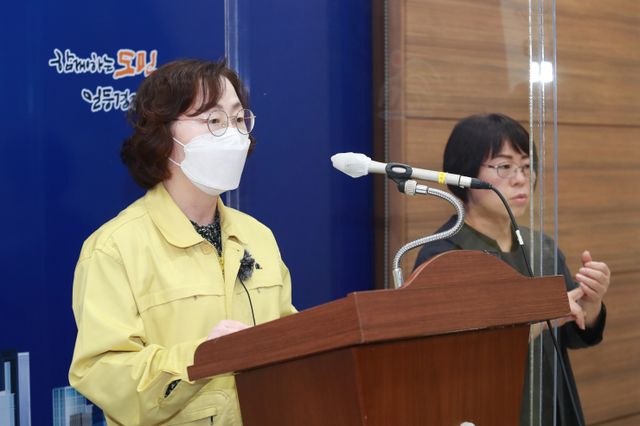 지난 29일 충청북도 관계자가 단계적 일상회복 행정명령 시행을 위해 기자회견을 열어 브리핑하고 있다. (제공:충북도청)