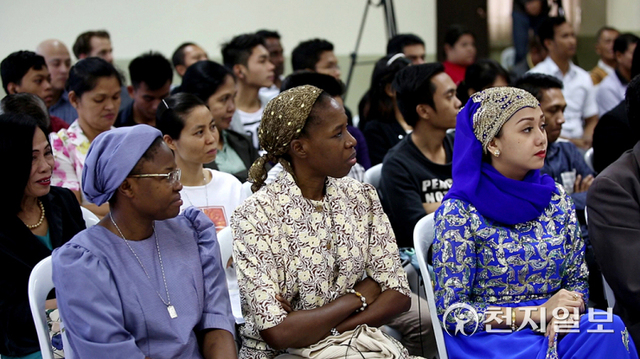 2016년 1월 28일 열린 필리핀 종교연합사무실 모임에서 참석자들이 이 대표의 메시지를 듣고 있다. (제공: HWPL) ⓒ천지일보 2021.10.31