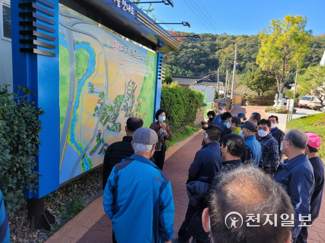 LG·GS 창업주의 고향인 지수면 승산마을과 금곡면 농촌테마체험장에서 택시기사를 대상으로 ‘문화관광 강좌’가 열리고 있다. (제공: 진주시) ⓒ천지일보 2021.10.31