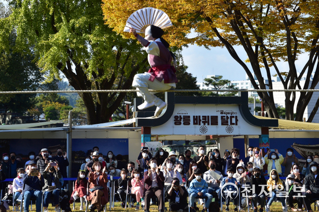 진주성 내 김시민 장군 동상 앞 잔디광장에서 ‘찾아가는 왕릉 문화제’가 열리고 있다. (제공: 진주시) ⓒ천지일보 2021.11.1