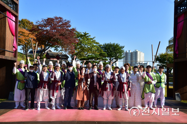 조규일 진주시장을 비롯한 출연진들이 ‘찾아가는 왕릉 문화제’를 마치고 기념촬영을 하고 있다. (제공: 진주시) ⓒ천지일보 2021.11.1