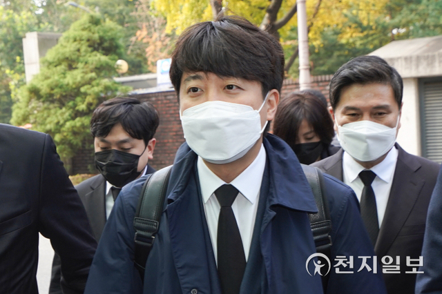 [천지일보=남승우 기자] 이준석 국민의힘 대표가 27일 서울 종로구 서울대병원 장례식장에 마련된 노태우 전 대통령 빈소로 조문을 하기 위해 들어서고 있다. 노 전 대통령은 지난 26일 향년 89세를 일기로 사망했다. (사진공동취재단) ⓒ천지일보 2021.10.27