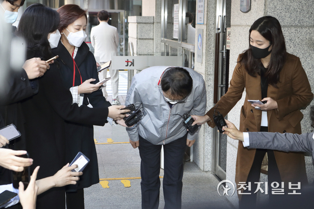 [천지일보=남승우 기자] 구현모 KT 대표가 28일 서울 종로구 KT혜화타워(혜화전화국) 앞에서 지난 25일 발생한 KT의 유·무선 인터넷 장애와 관련해 고개를 숙여 사과하고 있다. (제공: KT) ⓒ천지일보 2021.10.28