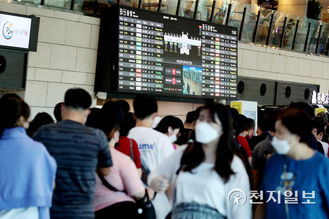 [천지일보=박준성 기자] 본격적인 추석 연휴를 앞둔 17일 오후 서울 강서구 김포공항에서 제주로 향하는 귀성객과 관광객들이 탑승수속을 하고 있다. 제주도관광협회에 따르면 17일부터 22일까지 추석연휴 엿새간 항공기와 선박 예약 건수를 기준으로 전망한 관광객은 21만 5000여명이다. ⓒ천지일보 2021.9.17