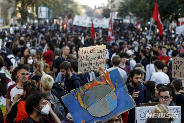 지난 10월 30일(현지시간) 이탈리아 로마에서 G20 정상회담이 열리는 가운데 공장 노동자, 기후 운동가, 반세계화 운동가, 노조, 페미니스트 그룹, 정치 운동가들이 거리에 나와 세계 지도자들에게 분노를 표출하고 있다. (출처: 뉴시스)