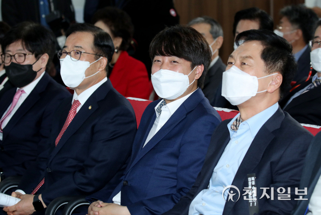 [천지일보=박준성 기자] 국민의힘 이준석 대표와 김기현 원내대표가 1일 오후 서울 여의도 중앙당사에서 열린 서울정책연구원 출범식에 참석해 자리하고 있다. ⓒ천지일보 2021.11.1