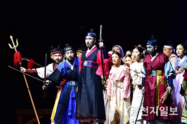지방종합예술제의 효시 ‘개천예술제’가 경남 진주시에서 오는 4일부터 21일까지 17일간 열린다. 사진은 진주대첩을 주제로 한 뮤지컬 ‘촉석산성아리아’ 공연 모습. (제공: 진주시) ⓒ천지일보 2019.10.4