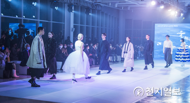 지난 14일 오후 6시 서울 잠원동 서울웨이브아트센터에서 조규일 진주시장을 비롯한 안숙선 명창과 관람객들이 참석한 가운데 ‘2020 진주실크 온·오프라인 패션쇼’가 열리고 있다. (제공: 진주시) ⓒ천지일보 2020.11.15
