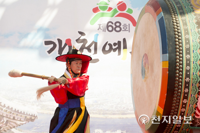 지방종합예술제의 효시 ‘개천예술제’가 경남 진주시에서 오는 4일부터 21일까지 17일간 열린다. 사진은 제68회 개천예술제 시작을 알리는 조규일 진주시장 모습. (제공: 진주시) ⓒ천지일보 2021.11.1