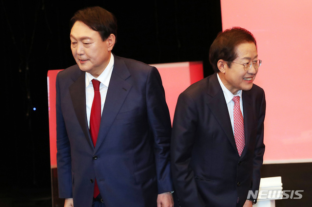 [대전=뉴시스] 국민의힘 대선 경선 후보인 윤석열 후보와 홍준표 후보가 25일 오후 대전 서구 KBS에서 열린 국민의힘 대전·세종·충남·충북지역 대선 경선 후보 합동토론회에 앞서 인사하고 있다. (공동취재사진) 2021.10.25.