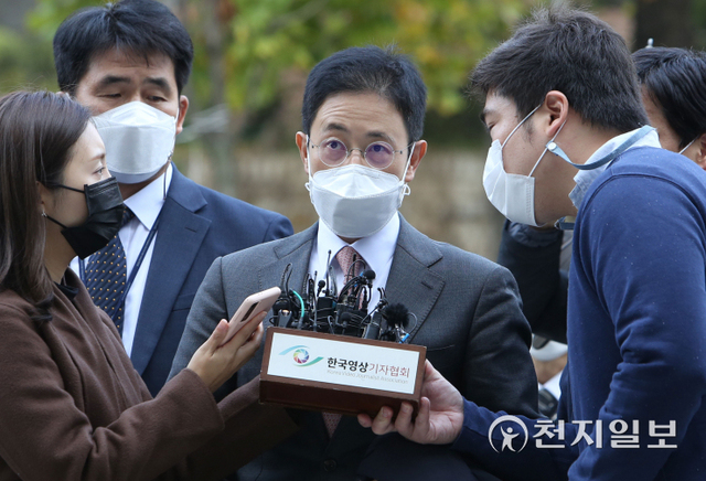 [천지일보=남승우 기자] 이른바 ‘고발 사주 의혹’의 핵심 인물인 손준성 대구고검 인권보호관이 26일 오전 서울 서초구 서울중앙지방법원에서 열린 구속 전 피의자 심문(영장실질심사)에 출석하며 취재진 질문에 답하고 있다. ⓒ천지일보 2021.10.26