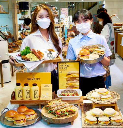 직원들이 ‘저스트 에그’를 활용한 제품을 선보이고 있다. (제공: SPC 파리바게뜨)