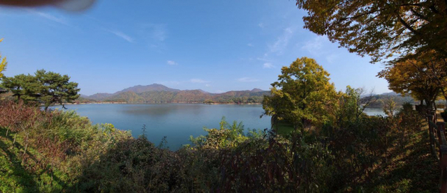 일교차가 큰 가을 단풍이 절정을 이루는 가운데 강원 횡성군 갑천 횡성호수 일대의 산에도 울긋불긋 오색 단풍으로 물들고 있다. ⓒ천지일보 2021.11.2