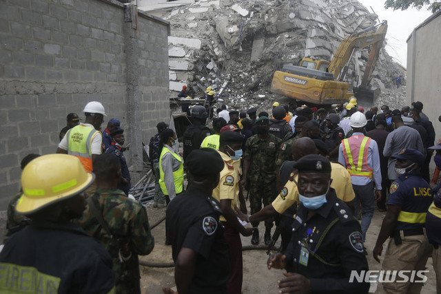 1일(현지시간) 나이지리아 라고스에서 공사 중인 22층 건물이 붕괴돼 구조대원들이 구조 작업을 하고 있다. (출처: 뉴시스)