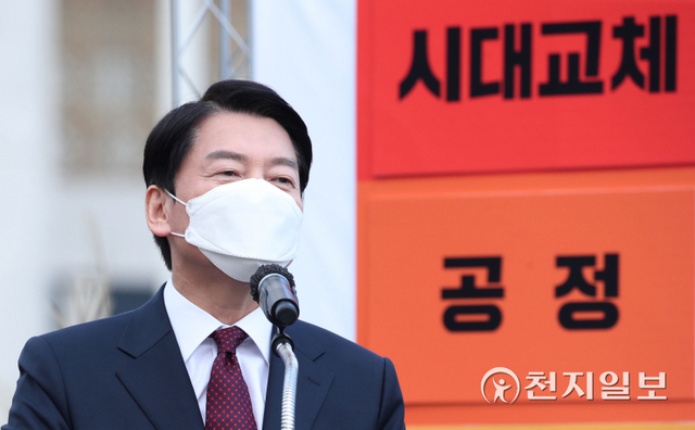 [천지일보=박준성 기자] 국민의당 안철수 대표가 1일 서울 여의도 국회 잔디광장 분수대 앞에서 제20대 대통령선거 출마 선언을 마친 뒤 취재진의 질문에 답하고 있다. ⓒ천지일보 2021.11.1