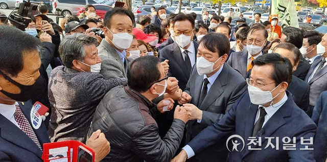 [천지일보 아산=박주환 기자] 국민의힘 윤석열 대선 예비후보가 2일 오전 충남 아산에 소재한 현충사를 방문한 가운데 지지자들과 주먹인사를 나누고 있다.ⓒ천지일보 2021.11.2
