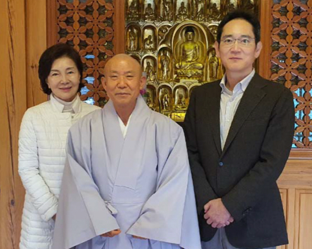 이재용 삼성전자 부회장과 홍라희 전 리움미술관장이 지난 1일 경남 합천군 해인사를 찾아 방장 스님과 촬영하고 있다. (제공: 해인사)