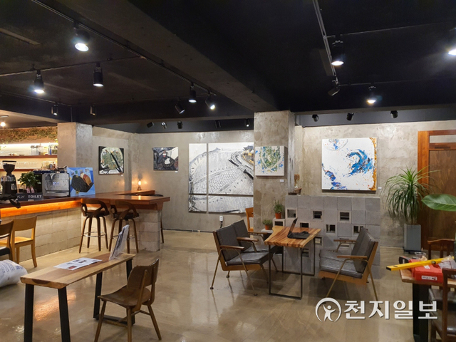 인천 남동구 오솔갤러리에서 전시 중인 클릭모먼트 작가들의 작품 ⓒ천지일보 2021.11.2